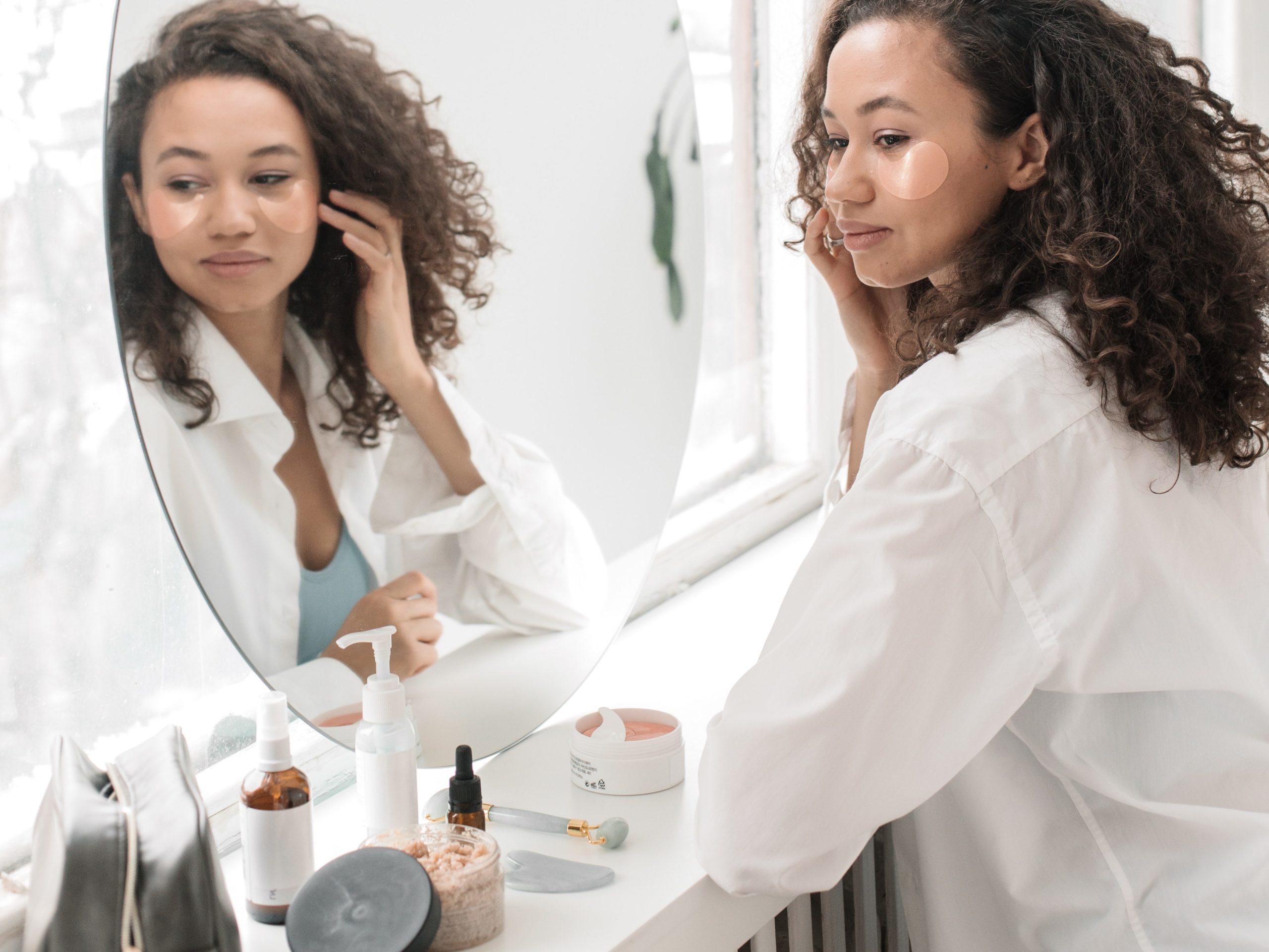 Woman accomplishing a skincare routine.