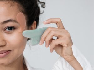 A Complete Guide to Gua Sha – How to Do it, Amazing Benefits, and Potential Risks