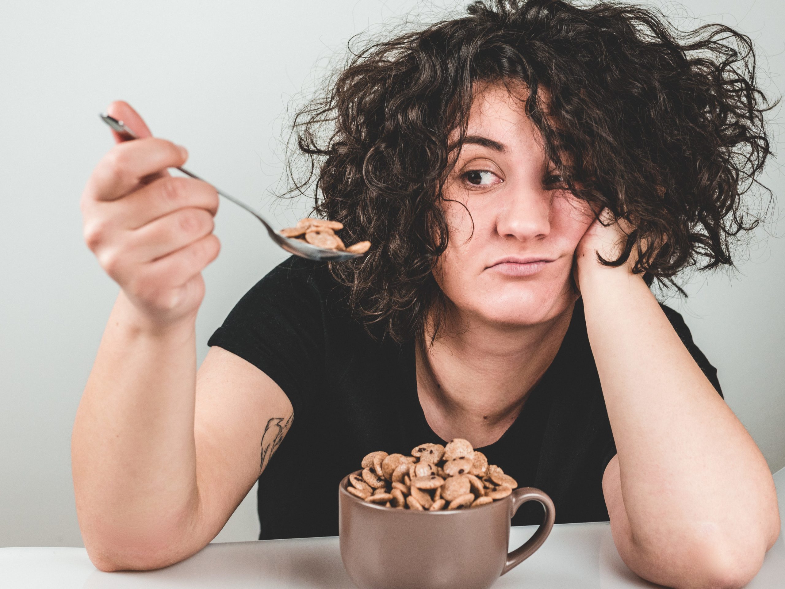 person eating unhealthy food which reduces brain health